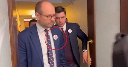 Specjalne przypinki na marynarkach. Tak posłowie przyszli na Wiejską