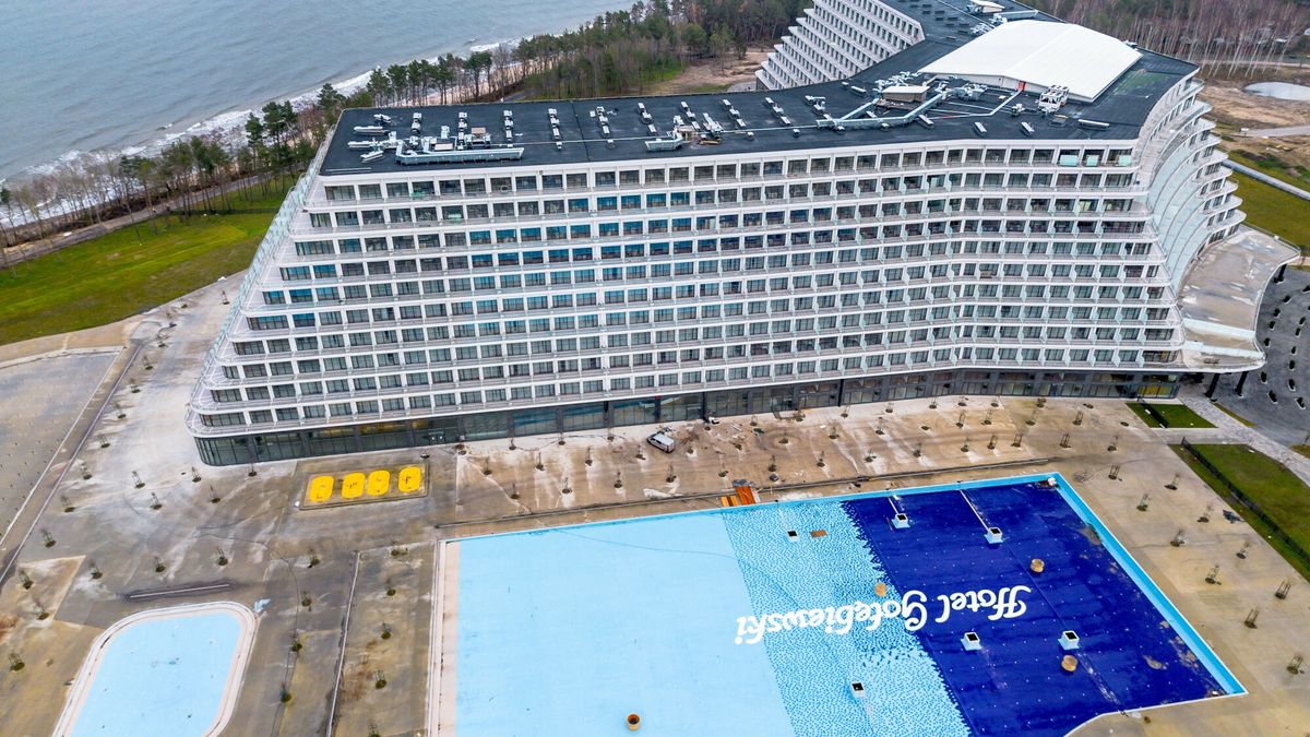 Hotel Go??biewski w Pobierowie
15.12.2023 Pobierowo  Budowa Hotelu Golebiewski w nadmorskim Pobierowie.  Najwiekszy hotel w Polsce. Powiatowy Inspektor Nadzoru Budowlanego w Gryficach stwierdzil brak uzyskania zezwolenia na budowe trzech basenow, brodzika i zespolu jacuzzi, wskutek czego wstrzymal prace na placu budowy. Fot. Przemek Swiderski/REPORTER
Przemek Swiderski/REPORTER