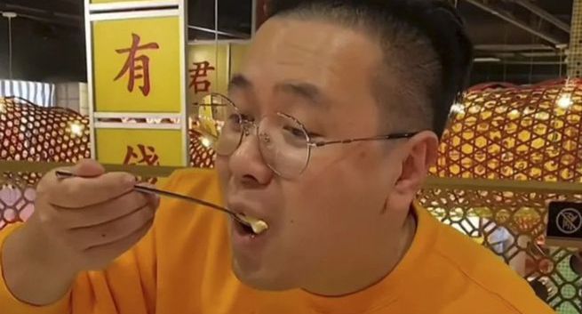 Internetowi celebryci przepraszają za promowanie kultu pieniądza