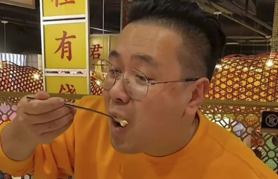 Internetowi celebryci przepraszają za promowanie kultu pieniądza