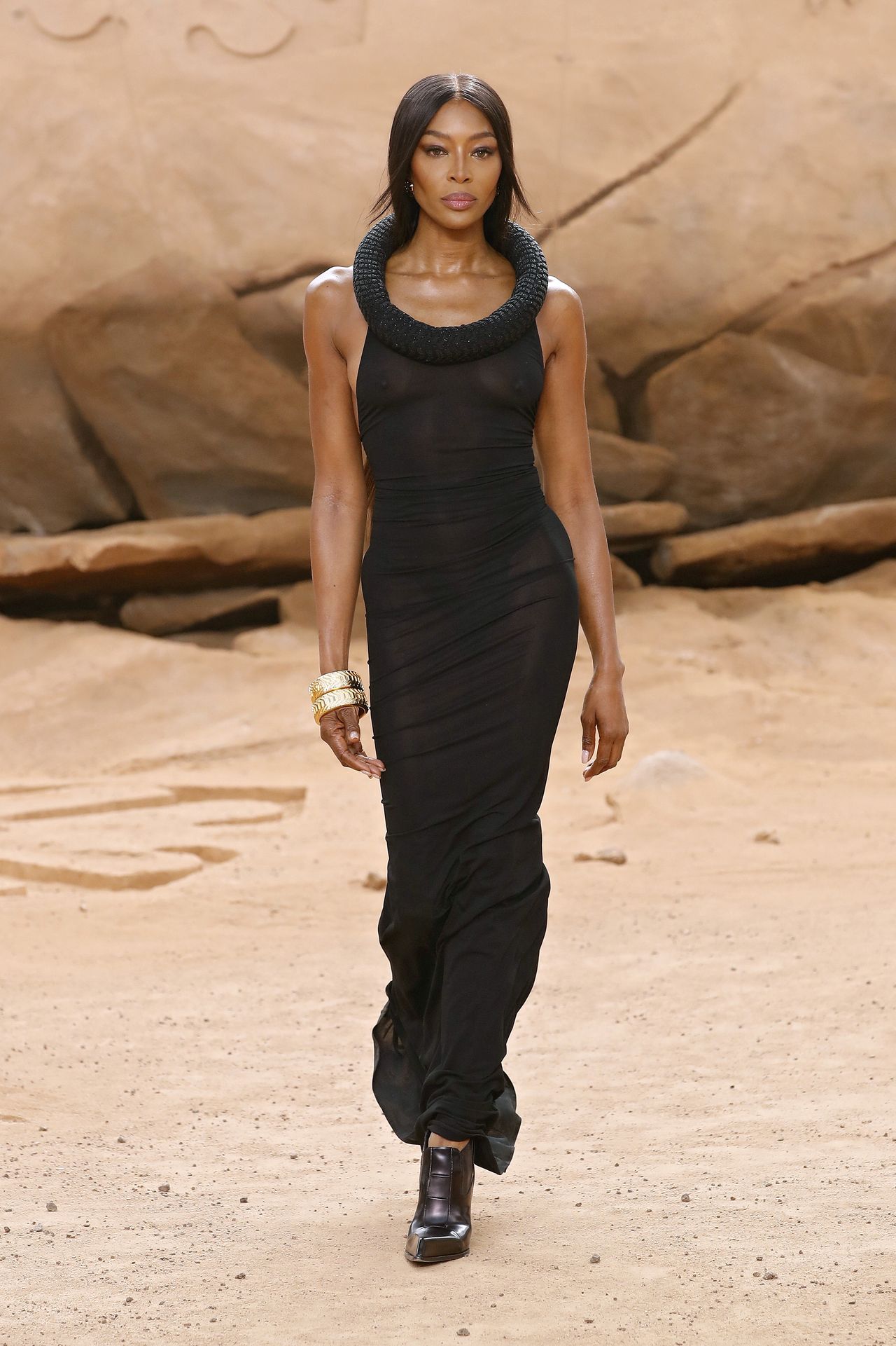 Naomi Campbell zamknęła pokaz Off-White w prześwitującej sukience 