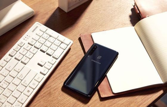 Samsung prezentuje smartfon Galaxy A9 z poczwórnym aparatem fotograficznym w cenie 599 euro