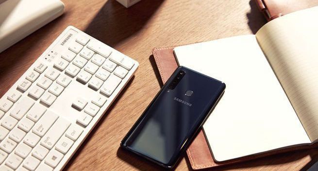 Samsung prezentuje smartfon Galaxy A9 z poczwórnym aparatem fotograficznym w cenie 599 euro