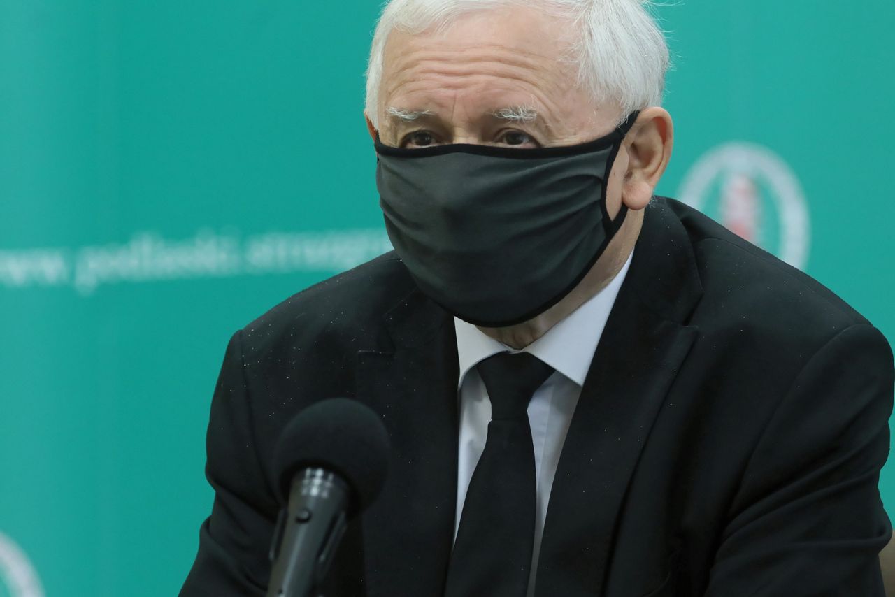 Białystok, 07.10.2021. Wiceprezesa Rady Ministrów, przewodniczącego Komitetu Rady Ministrów do spraw Bezpieczeństwa Narodowego i spraw Obronnych Jarosław Kaczyński podczas konferencji prasowej (kf) PAP/Artur Reszko 