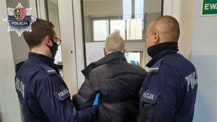 Polkowice. Wielokilometrowy pościg za kierowcą. Policjant potrzebował pomocy medycznej