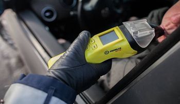 Kierowca pod wpływem alkoholu, pasażer z narkotykami. Mężczyźni wpadli podczas kontroli drogowej