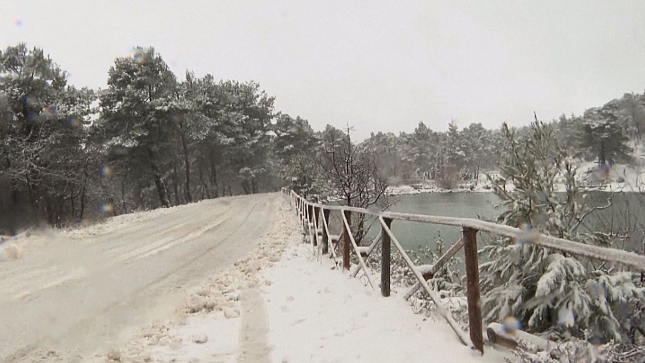 Atak zimy w Grecji. Śnieżyce pod Atenami. Szkoły zamknięte