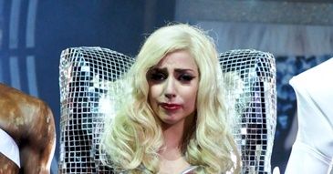 Lady GaGa PŁACZE na scenie!