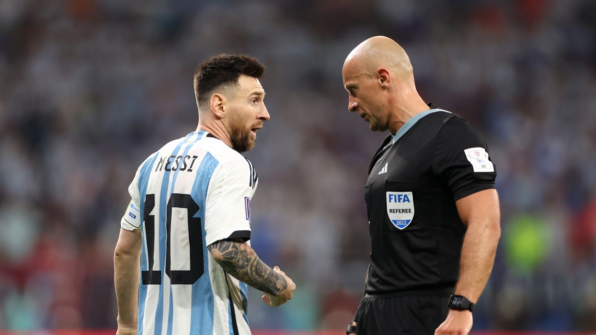 DOHA, QATAR - DECEMBER 03: Lionel Messi of Argentina speaks to Referee Szymon Marciniak during the FIFA World Cup Qatar 2022 Round of 16 match between Argentina and Australia at Ahmad Bin Ali Stadium on December 03, 2022 in Doha, Qatar. (Photo by Francois Nel/Getty Images)