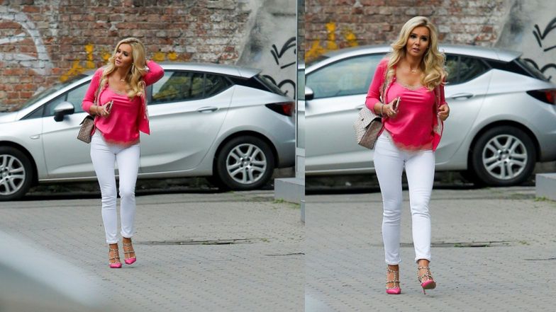 Monika Chwajoł przemierza warszawską Pragę w biało-różowej stylizacji