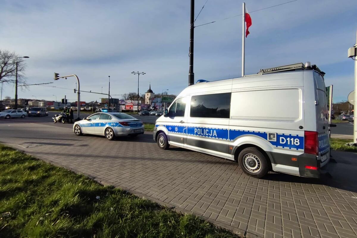 Zderzenie opla z motocyklem na rondzie Dmowskiego