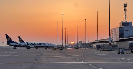 Ryanair wzywa do ograniczenia sprzedaży alkoholu na lotniskach: Rosnący problem nietrzeźwych pasażerów