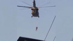 Wisiał na linie pod helikopterem. Nagranie przelotu talibów