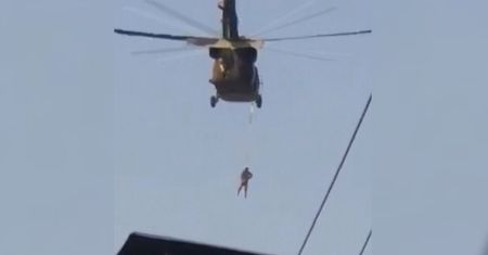 Wisiał na linie pod helikopterem. Nagranie przelotu talibów