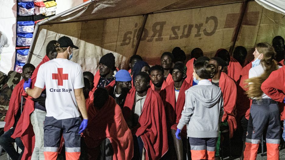 Red Cross staff members attend to migrants upon their arrival at the port of Las Palmas, Gran Canaria island, Spain, 15 February 2024. Spain's Maritime Rescue have rescued about 80 migrants who were traveling in a canoe off the northern coast of Gran Canaria. EPA/ANGEL MEDINA G. Dostawca: PAP/EPA.