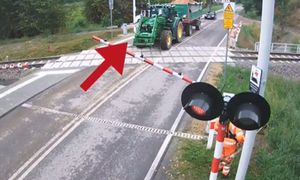 Zignorował czerwone światło. Ciągnikiem wjechał na przejazd