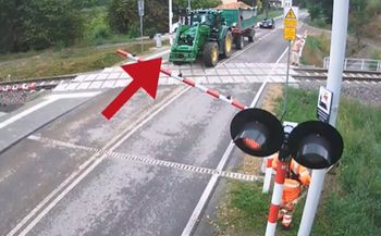 Zignorował czerwone światło. Ciągnikiem wjechał na przejazd
