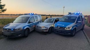 Jechał ekspresówką "pod prąd" i próbował spychać radiowóz. Pijany i poszukiwany próbował zbiec