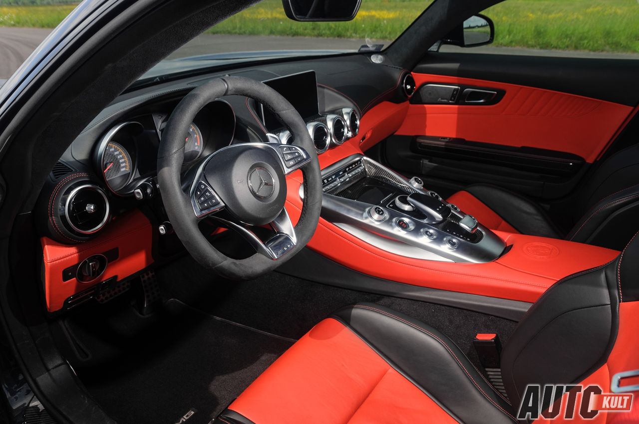 Wnętrze AMG GT S to niestety jego słaba strona, materiały nie rzucają na kolana, a większość elementów otoczenia kierowcy wydaje się być nieodpowiednia do ceny zbliżonej pod 1 mln zł.