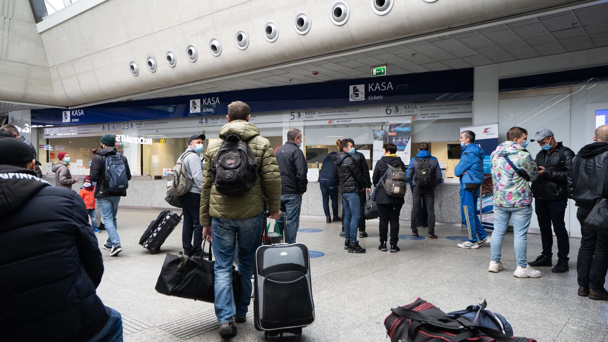 poczekalnia bilety dworzec pociąg pkp kolejka transport kolej rozkład jazdy