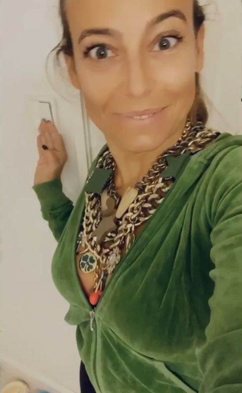 Anna Mucha gasząca światło w urodzinowym klipie dla Ady Fijał