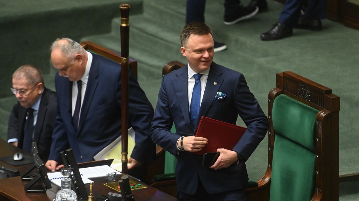 Warszawa, 19.11.2024. Marszałek Sejmu Szymon Hołownia (P) na sali plenarnej Sejmu w Warszawie, 19 bm. Sejm zajmuje się m.in. rządowym projektem noweli specustawy powodziowej oraz projektem ustawy okołobudżetowej na 2025 r. (jm) PAP/Piotr Nowak