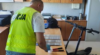 Ukradł hulajnogę i tablice rejestracyjne. Wpadł przez parkowanie