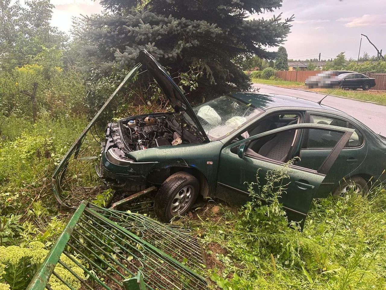 Pijany wjechał seatem w ogrodzenie. O pomoc w ukryciu auta poprosił policjanta