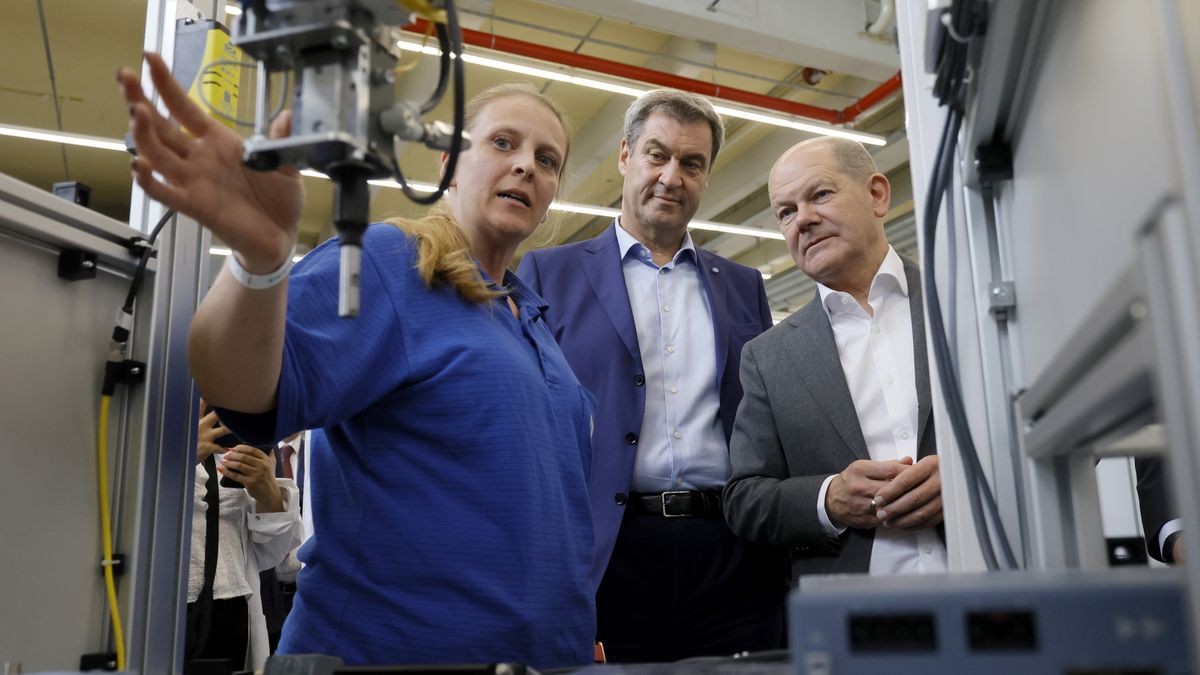 Kanclerz Olaf Scholz w fabryce Siemens