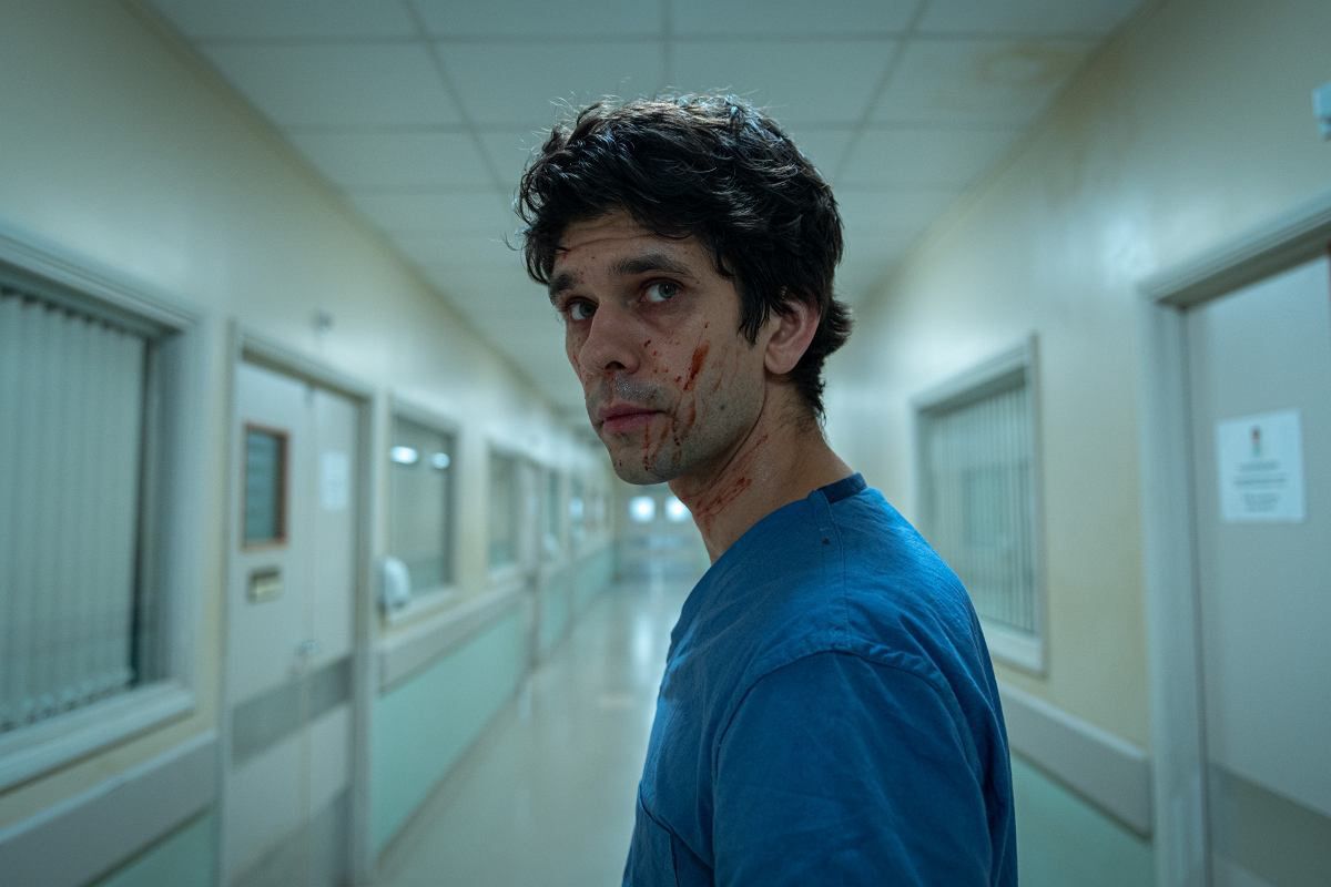 Ben Whishaw jako Adam Kay w serialu "Będzie bolało"