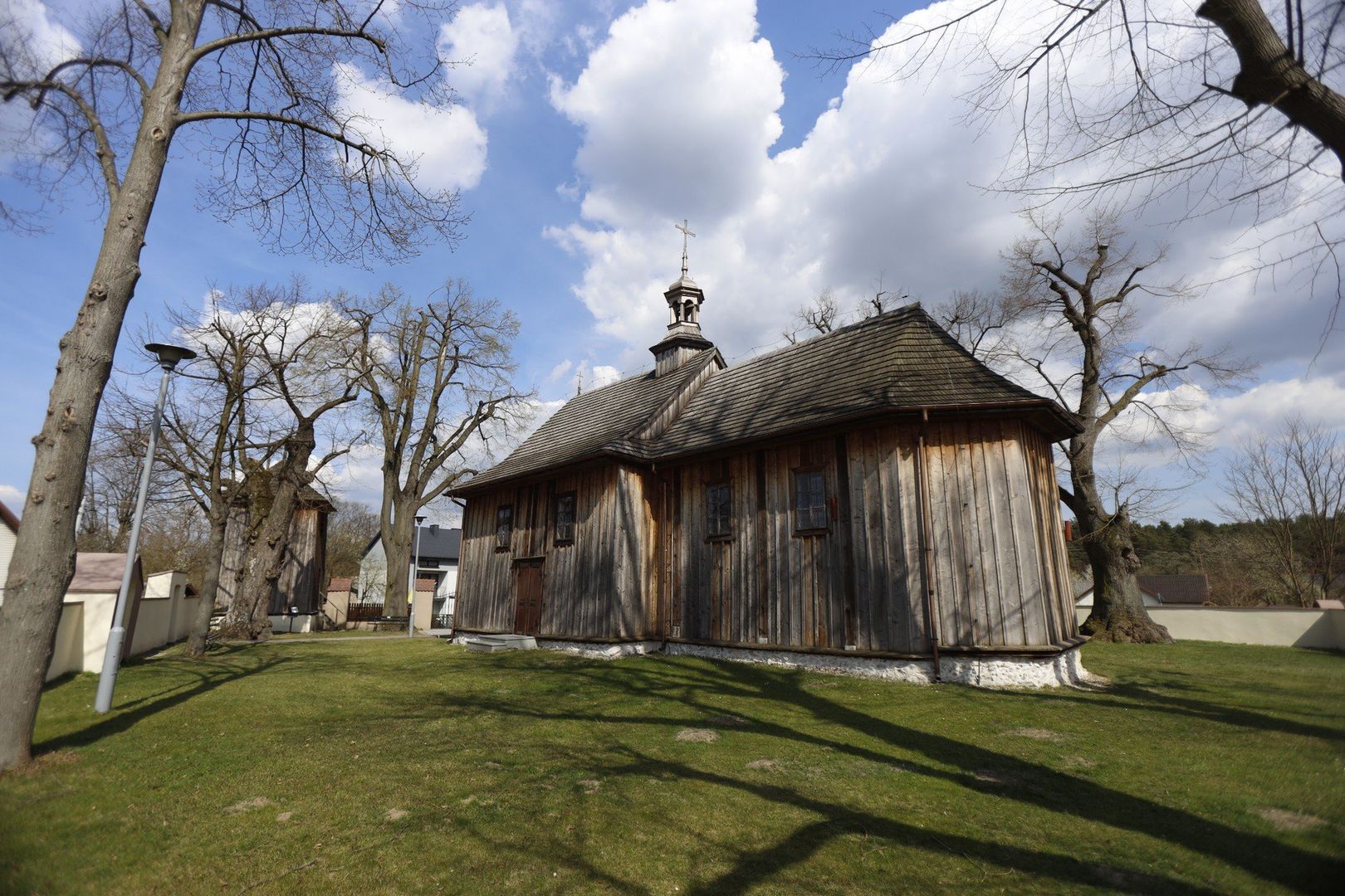 Kościół św. Idziego w Zrębicach – zabytkowa drewniana świątynia z XVIII wieku. Wiernych zwołuje dzwonami z 1632 roku