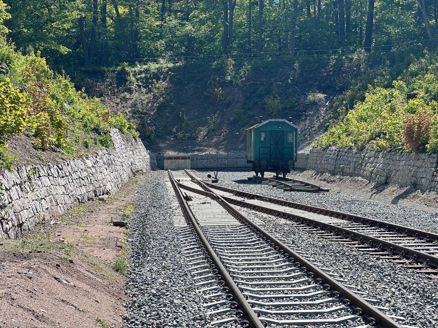 13.05.2025 Reaktywacja linii kolejowej do Karpacza. Wagon ś.p. Rafała Gerstena pozostał na swoim miejscu. Aktywista przez lata walczył o powrót kolei do Karpacza. 