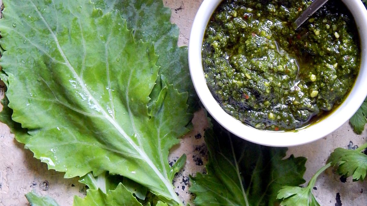 Z liści kalarepy przygotujesz pyszne pesto