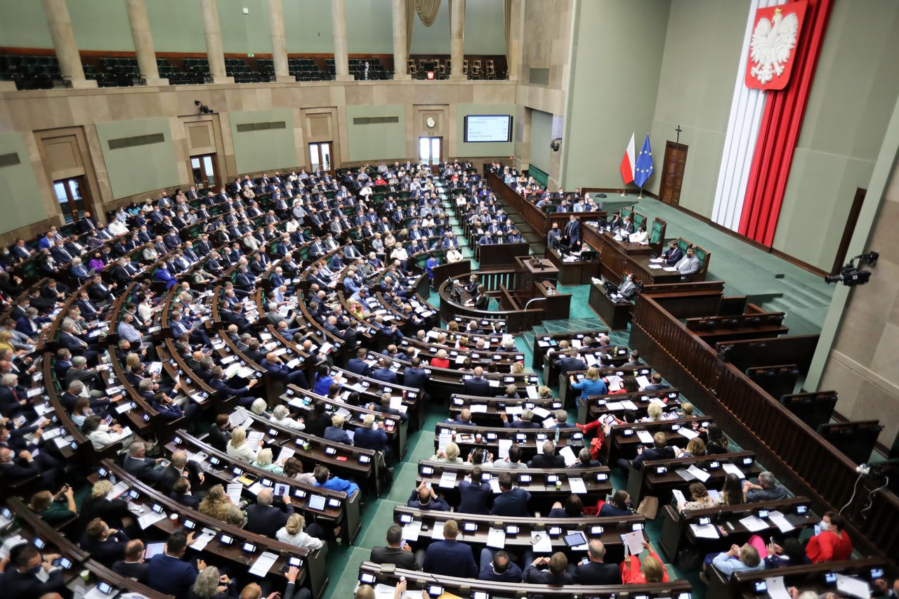 Polacy chcą jawności majątków polityków i ich rodzin 