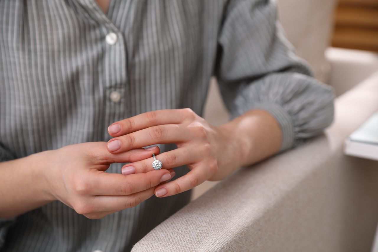 Kobieta, po zdradzie narzeczonego, sprzedała pamiątkowy pierścionek zaręczynowy 