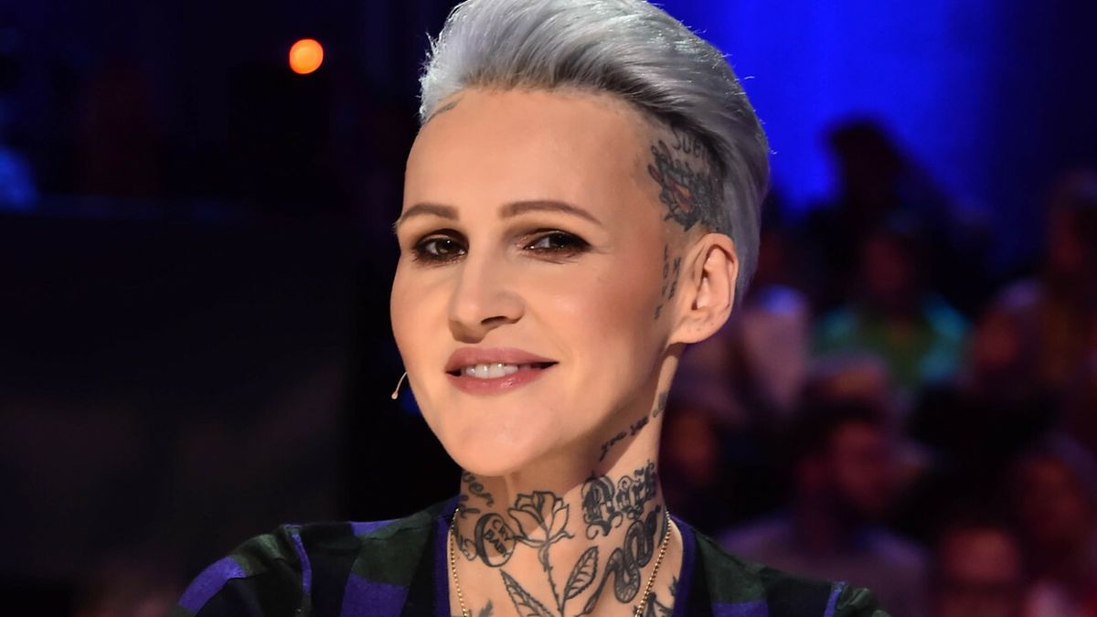 Agnieszka Chylińska zaskakuje nowym wyglądem. Ma siwe włosy i pełno zmarszczek