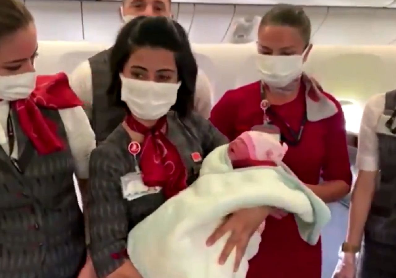 Kobieta rodziła podczas ewakuacji. Niezwykłe nagranie z samolotu