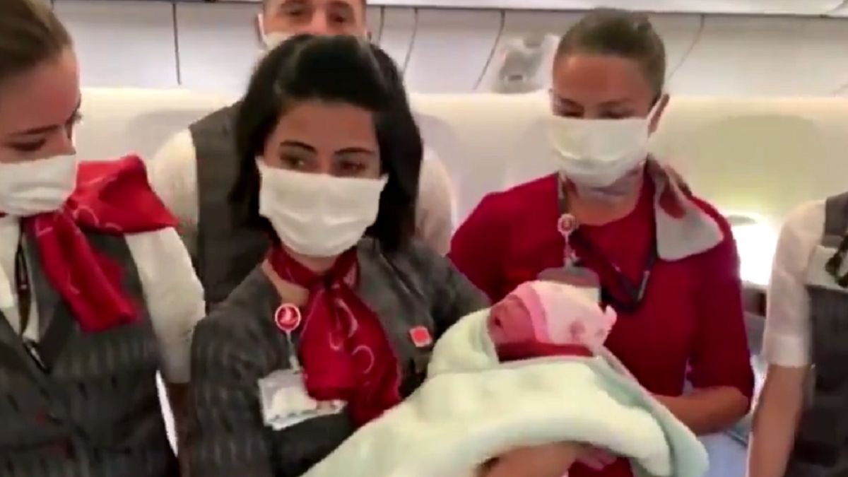 Dziewczynka przyszła na świat w samolocie ewakuacyjnym.