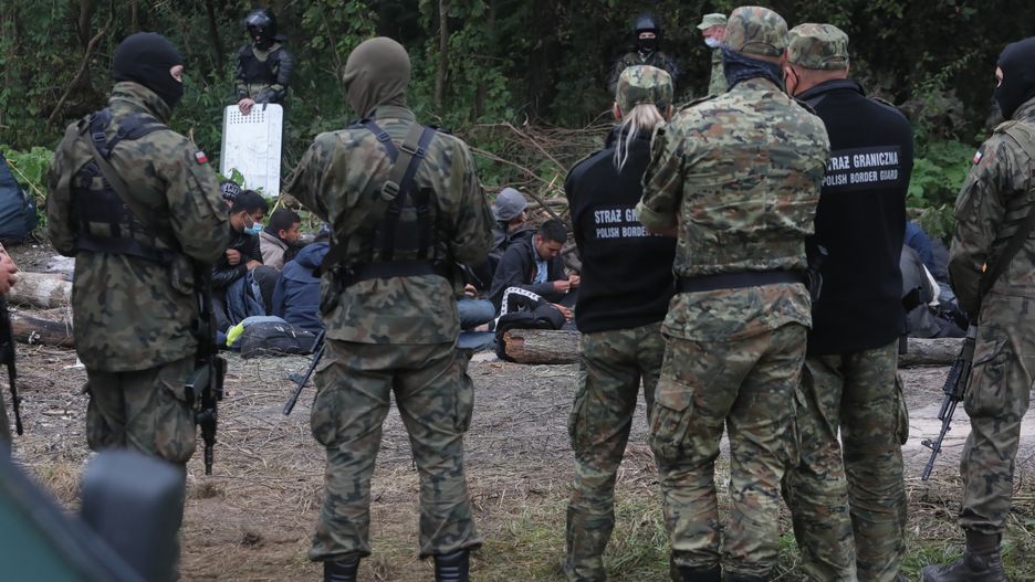 Usnarz Górny, 19.08.2021. Grupa uchodźców i straż graniczna w pobliżu miejscowości Usnarz Górny k. Krynek (pow. sokólski), 19 bm. W lesie przed granicą Białorusi z Polską od 11 dni koczuje 32 obywateli Afganistanu. Nie mogą wejść do Polski ani cofnąć się na Białoruś. (kf) PAP/Artur Reszko