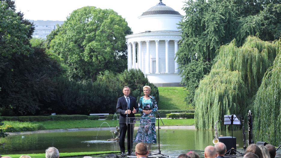 Warszawa, 05.09.2020. Prezydent RP Andrzej Duda (L) z małżonkš Agatš Kornhauser-Dudš (P) podczas akcji "Narodowe Czytanie - Balladyna", 5 bm. w Ogrodzie Saskim w Warszawie. (amb) PAP/Radek Pietruszka