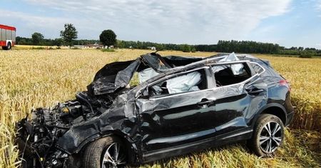 Stasinów. Nissan dachował na prostym odcinku drogi. Nie żyje dwóch 18-latków, dwie osoby trafiły do szpitala