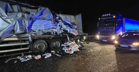 Cały towar wysypał się na drogę. Duże utrudnienia po zderzeniu ciężarówek