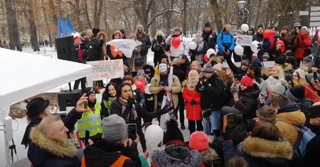 Koronawirus. Komarenko i Braun w formie. Protest w Krakowie zamienili w bal