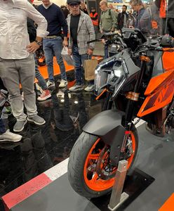 KTM 990 Duke wypełnia kolejną niszę i przykuwa wzrok wyjątkowym reflektorem