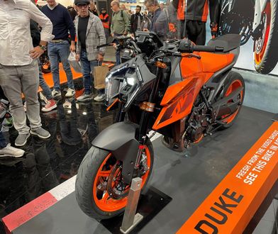 KTM 990 Duke wypełnia kolejną niszę i przykuwa wzrok wyjątkowym reflektorem