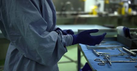 Co się działo w szpitalu na Banacha? Rodziny zmarłych ujawniają, placówka się tłumaczy