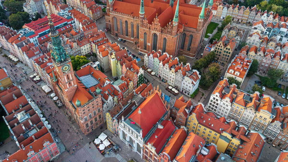 Polska Tomasz Oszczepalski
Fot. Tomasz Oszczepalski/East News. 05.09.2026. Gdansk, Polska. Serce Glownego Miasta z lotu ptaka: wieza Ratusza Glownego Miasta z zegarem i zloconym helmem, Dlugi Targ z Fontanna Neptuna oraz bryla Bazyliki Mariackiej w tle.
Tomasz Oszczepalski