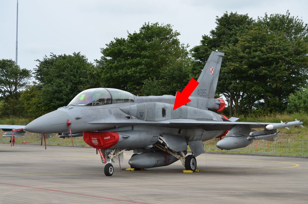 Polski F-16 - strzałką zaznaczony konforemny zbiornik paliwa