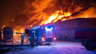 Czeladź: Pożar hali. Z ogniem walczy 13 zastępów straży pożarnej