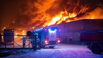 Czeladź: Pożar hali. Z ogniem walczy 13 zastępów straży pożarnej